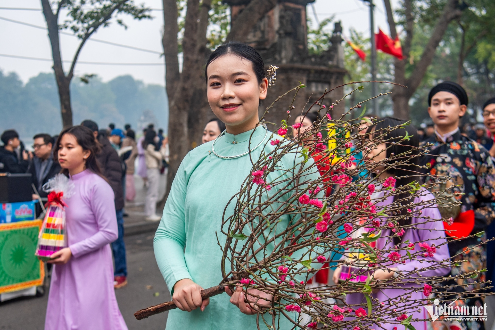 400 người mặc cổ phục, diễu hành quanh phố cổ mừng xuân Ất Tỵ