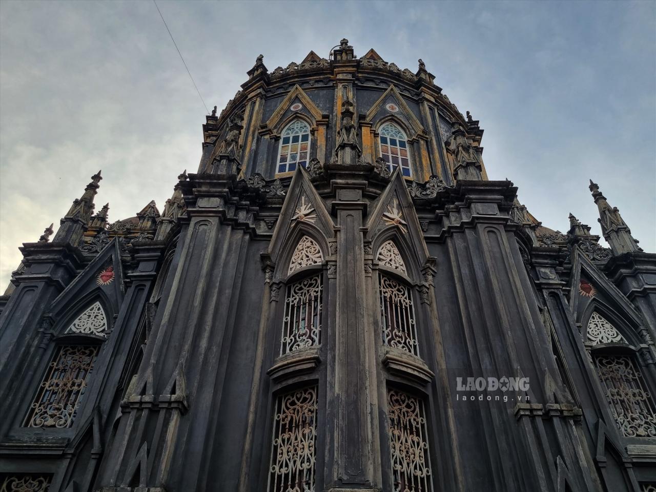 Historischen Aufzeichnungen zufolge wurde diese wunderschöne Kirche in Nam Dinh 1927 im gotischen Baustil Frankreichs und Spaniens erbaut. Im Laufe der Zeit kam es jedoch aufgrund der Witterungseinflüsse zu einem Verfall der Kirche.