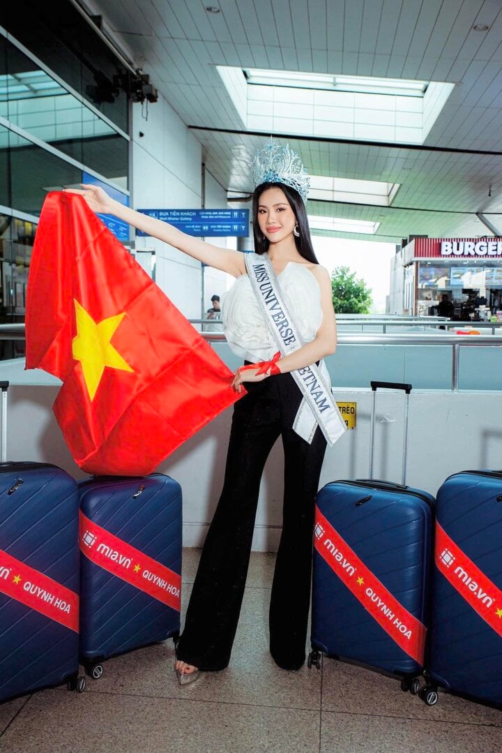 Bùi Quỳnh Hoa lên đường dự thi Miss Universe 2023.