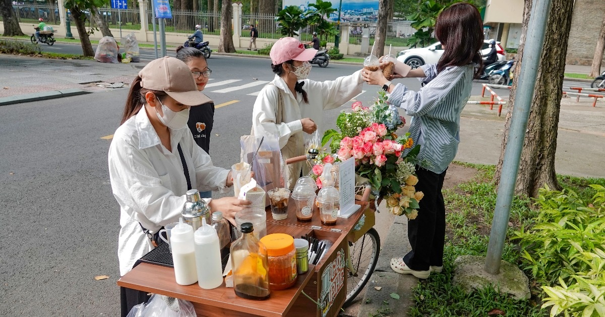 Bỏ vị trí quản lý, cô gái làm xe hoa cà phê kiếm 2 triệu đồng/ngày