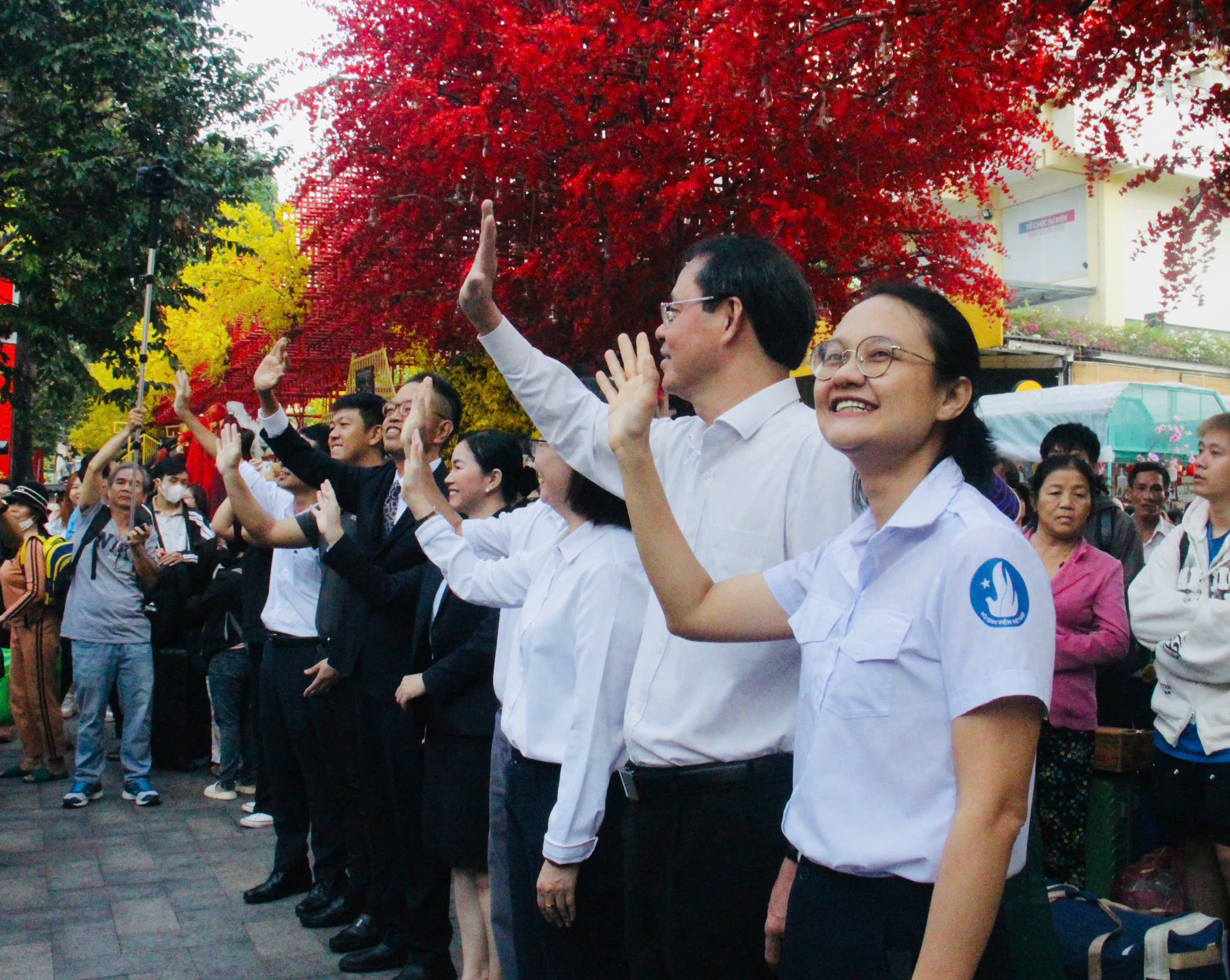 Người lao động nghèo ở TP.HCM rưng rưng nhận vé xe miễn phí về quê ăn Tết- Ảnh 14.