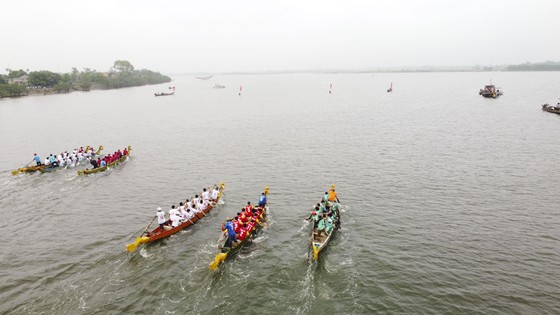 Traditional boat race to celebrate General Secretary Le Duan's birthday photo 3