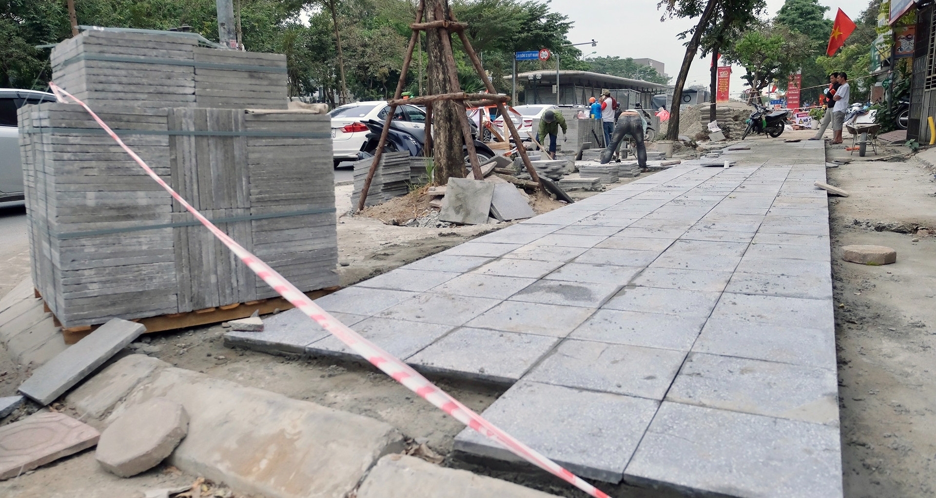 Vorsitzender von Hanoi behebt Ende des Jahres die Aufgrabungen auf dem Gehweg