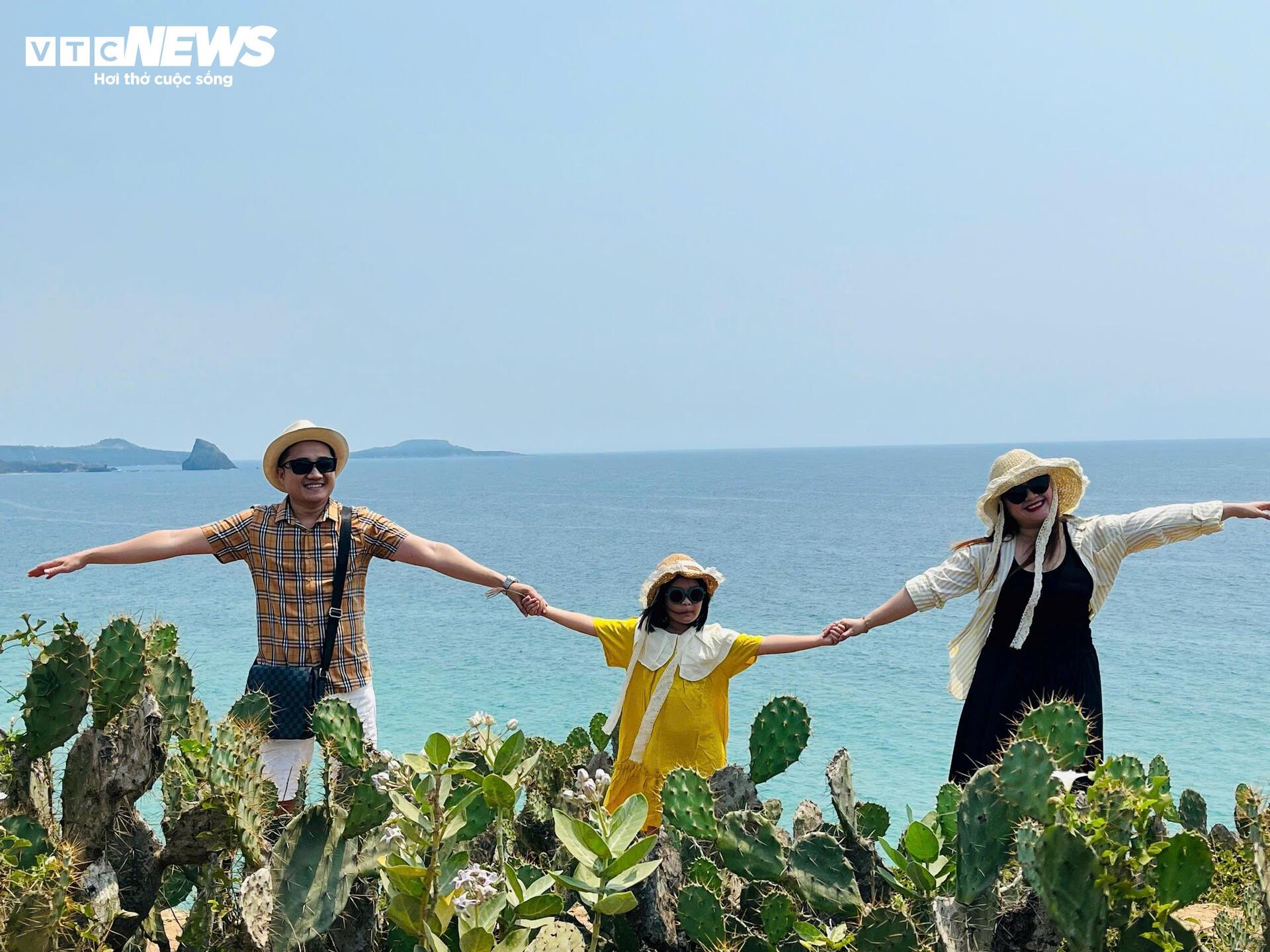 Das Set von „Ich sehe gelbe Blumen auf grünem Gras“ in Phu Yen ansehen, bevor man einen neuen Mantel anzieht – 8