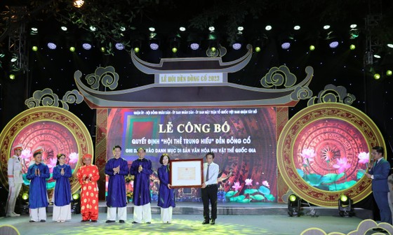Deputy Minister of Culture, Sports and Tourism Hoang Dao Cuong presented the decision to register the Dong Co Temple Loyalty Oath as a national intangible cultural heritage.