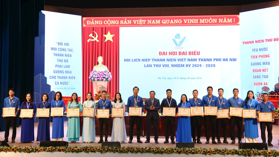 El subsecretario del Comité del Partido de Hanoi, Nguyen Van Phong, entrega certificados de mérito del Comité Popular de Hanoi a colectivos e individuos. Foto: Bao Lam.