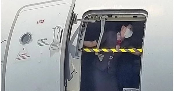 飛行機のドアをふさいでいる女性客室乗務員の写真が服装をめぐって論争を巻き起こす