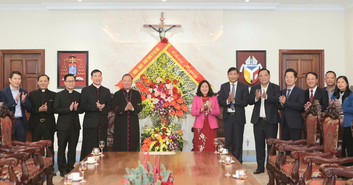 Secretary of the City Party Committee Bui Thi Minh Hoai congratulates the Hanoi Archdiocese on the occasion of Christmas 2024