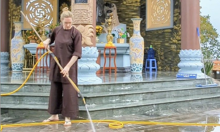 Ausländer leisten Freiwilligenarbeit im Tempel