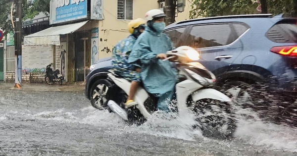 ฝนตกหนักต่อเนื่อง ดานังอนุญาตให้นักเรียนในเมืองหยุดเรียนที่บ้านในช่วงบ่ายนี้