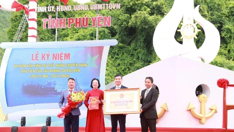 Phu Yen celebrates 60 years since Vung Ro wharf received the first shipment of Ship No Number at the wharf