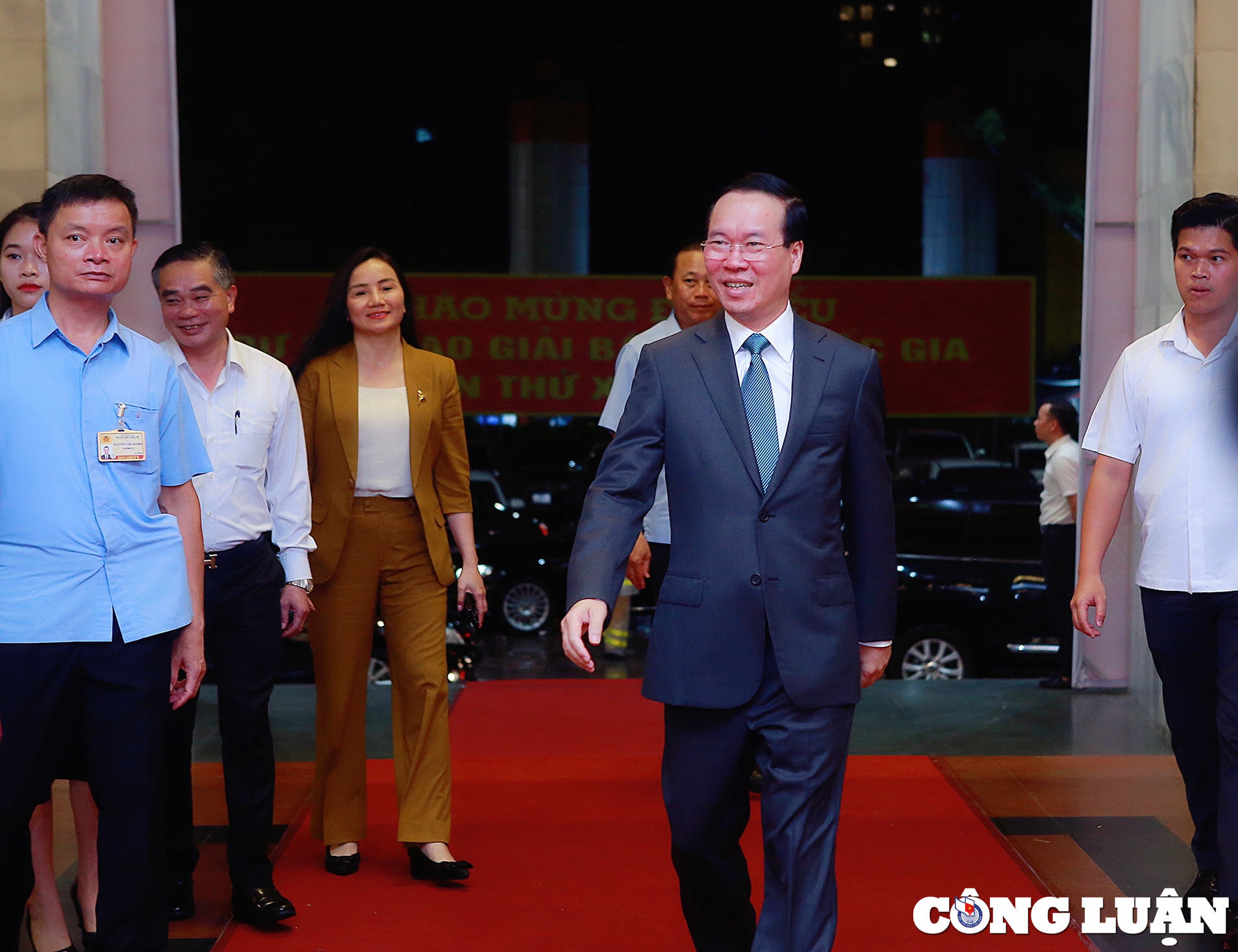 President Vo Van Thuong attends the 17th National Press Awards Ceremony 2022 photo 1