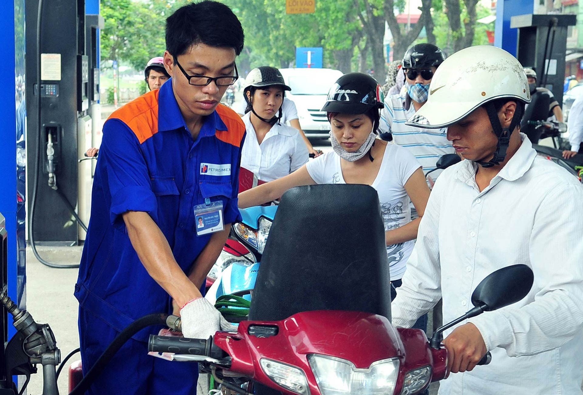 Giá xăng trong nước ngày mai có khả năng tăng lần thứ 4 liên tiếp