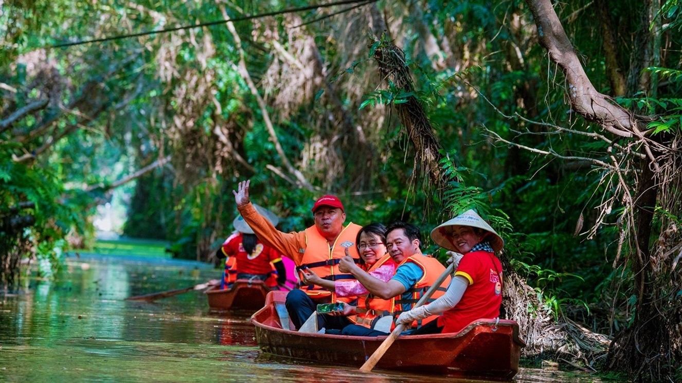 Lugar turístico de la reserva ecológica Dong Thap Muoi: la luz del sol disuelve el alumbre