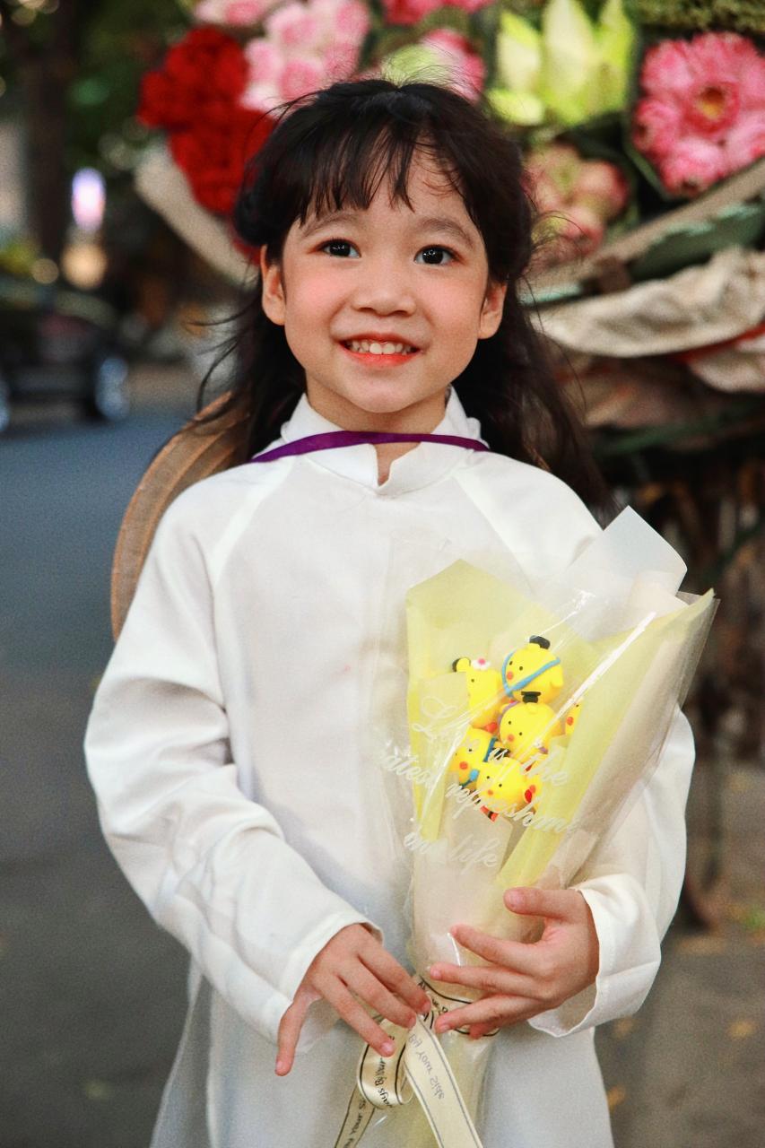 Outre le mausolée de l'oncle Ho, Bao An a également été emmené par sa mère pour prendre des photos dans la rue fleurie de la rue Phan Dinh Phung.