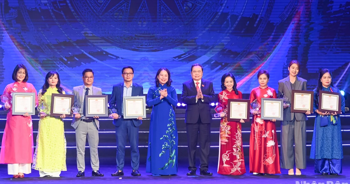 [Foto] El presidente de la Asamblea Nacional, Tran Thanh Man, asistió a la tercera ceremonia de entrega del premio Dien Hong.