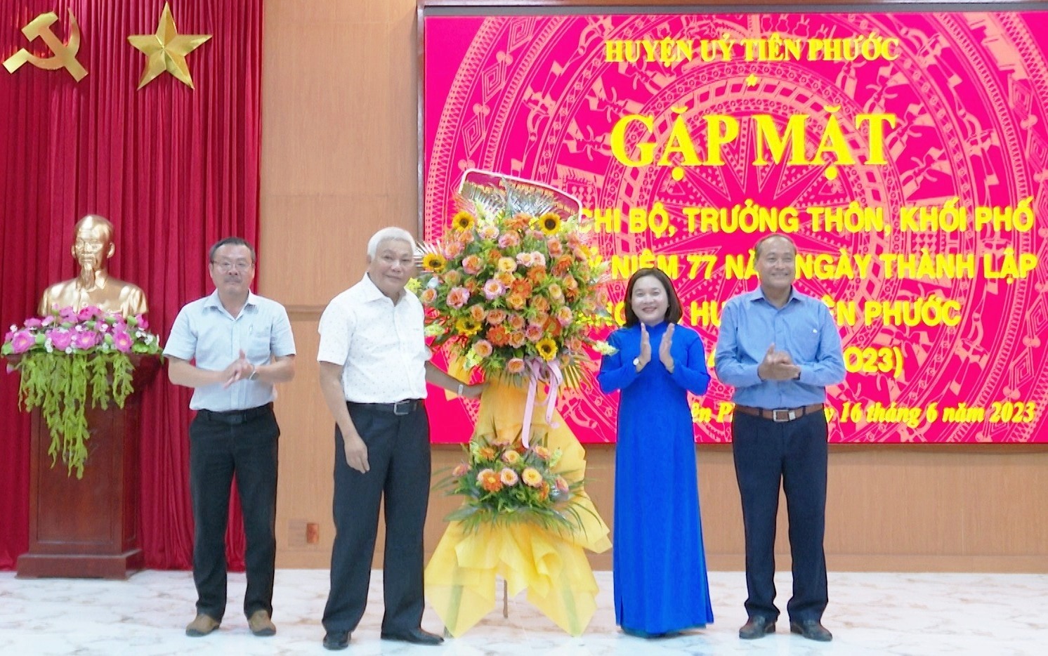 La jefa de la Comisión de Movilización de Masas del Comité Provincial del Partido, Huynh Thi Thuy Dung, entregó una canasta de flores para felicitar el 77º aniversario de la fundación del Comité del Partido del Distrito de Tien Phuoc: Foto: N.HUNG