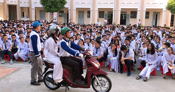 Compliance with road traffic safety laws is one of the criteria for classifying students' conduct.