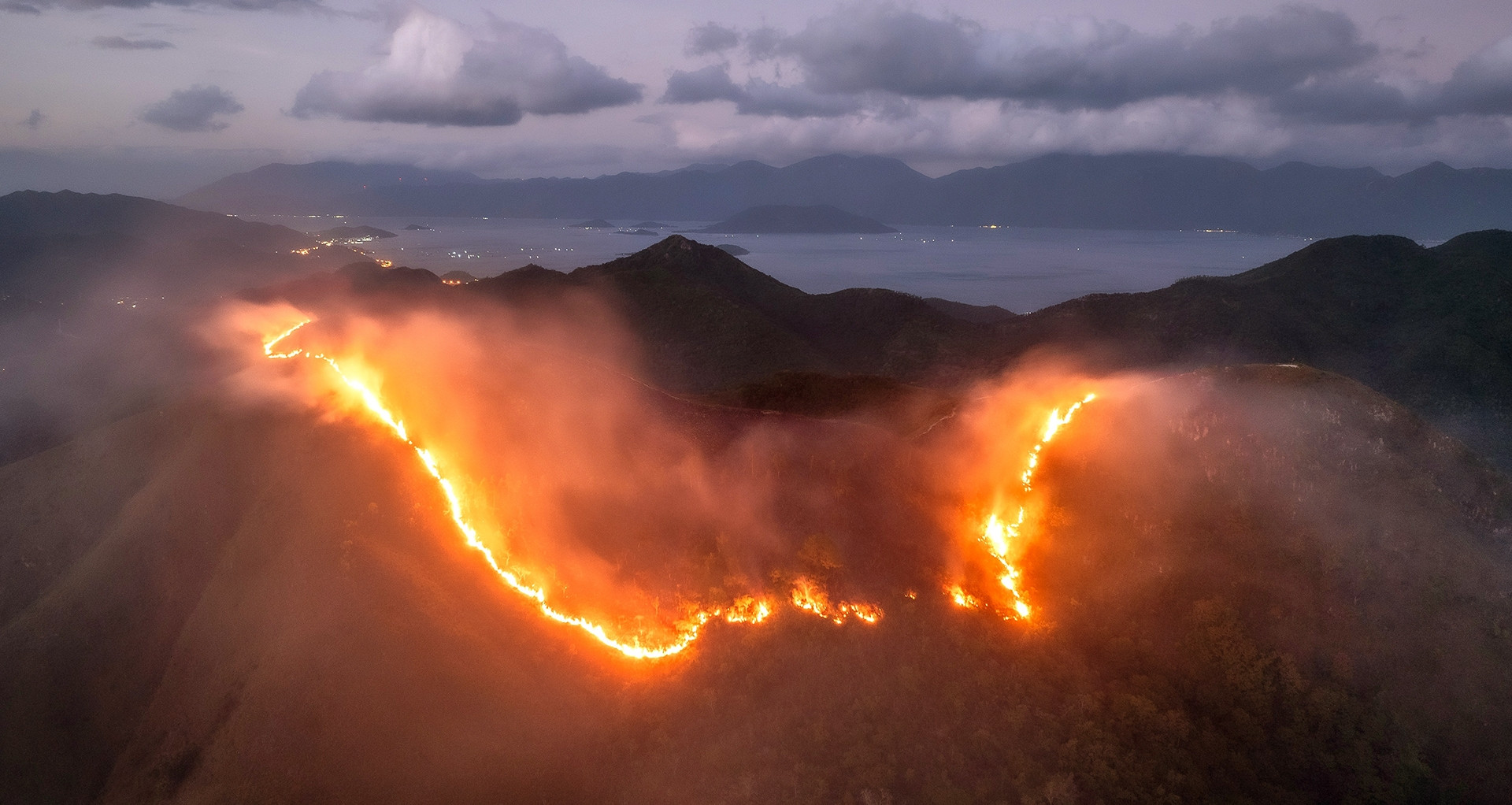 Big fire on Fairy Mountain in Nha Trang, dozens of people flee