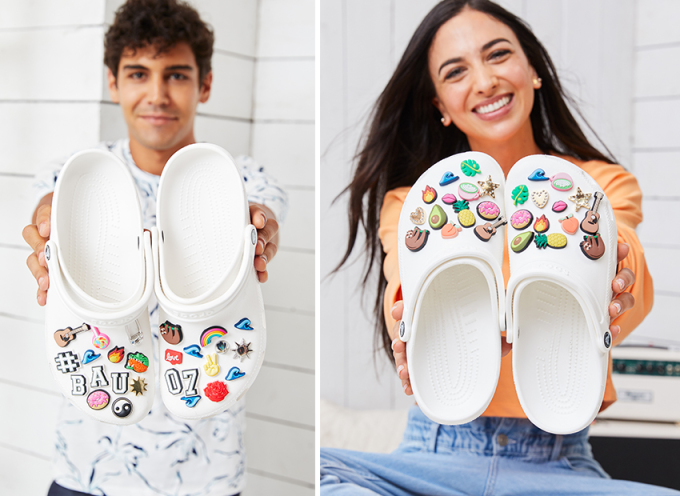 Chaussures Crocs avec Jibbitz. Photo : Crocs