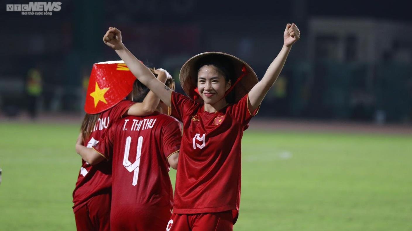 Coach Mai Duc Chung holds a loudspeaker to thank, Huynh Nhu and Thanh Nha wear conical hats to show off their gold medals - 8