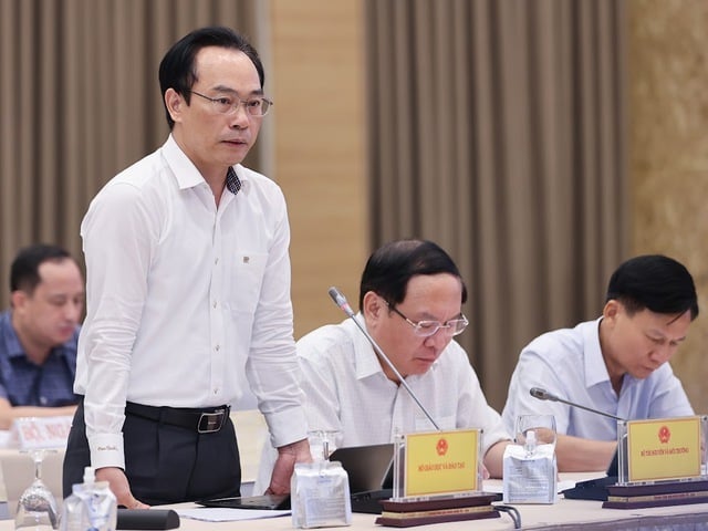 Der stellvertretende Minister für Bildung und Ausbildung, Hoang Minh Son, antwortete auf der Pressekonferenz der Regierung am Nachmittag des 9. September. Foto von : Nhat Bac