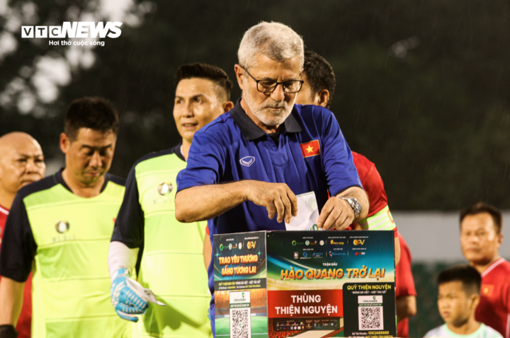 Coach Calisto leads the Sao Vang team in a friendly match between the Golden Generations of Vietnamese football. (Photo: Mai Linh)