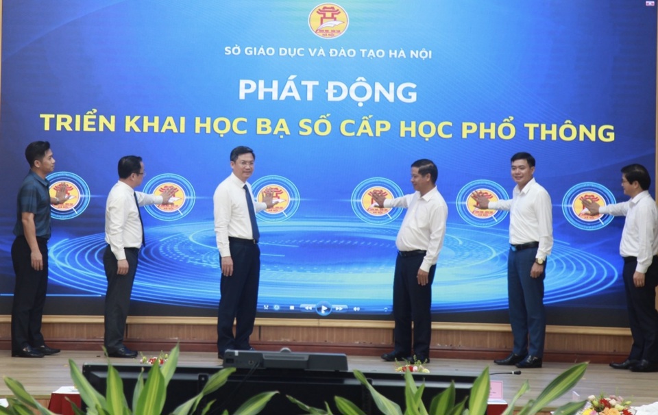 Phó Chủ tịch UBND TP Hà Minh Hải cùng các đại biểu bấm nút phát động triển khai học bạ số cấp phổ thông tại Hà Nội.