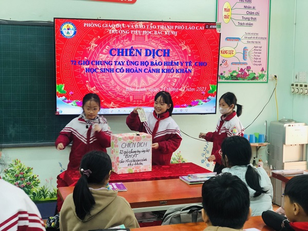 Lao Cai s'associe pour soutenir les cartes d'assurance maladie des étudiants en difficulté. Image 1