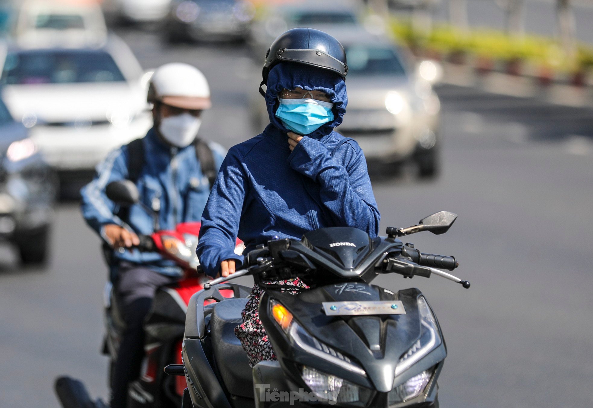 Ho Chi Minh City residents struggle under the heat of nearly 38 degrees Celsius photo 13