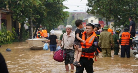 Notes on handling and first aid for injuries caused by floods