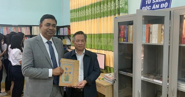 Le consul général de l'Inde à Ho Chi Minh-Ville fait don de livres aux étudiants de Phu Yen