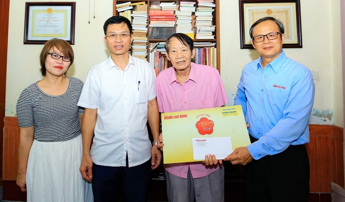 El Programa Golden Apricot honra al periodista Van Hien, ex editor jefe adjunto del periódico Nghe An.