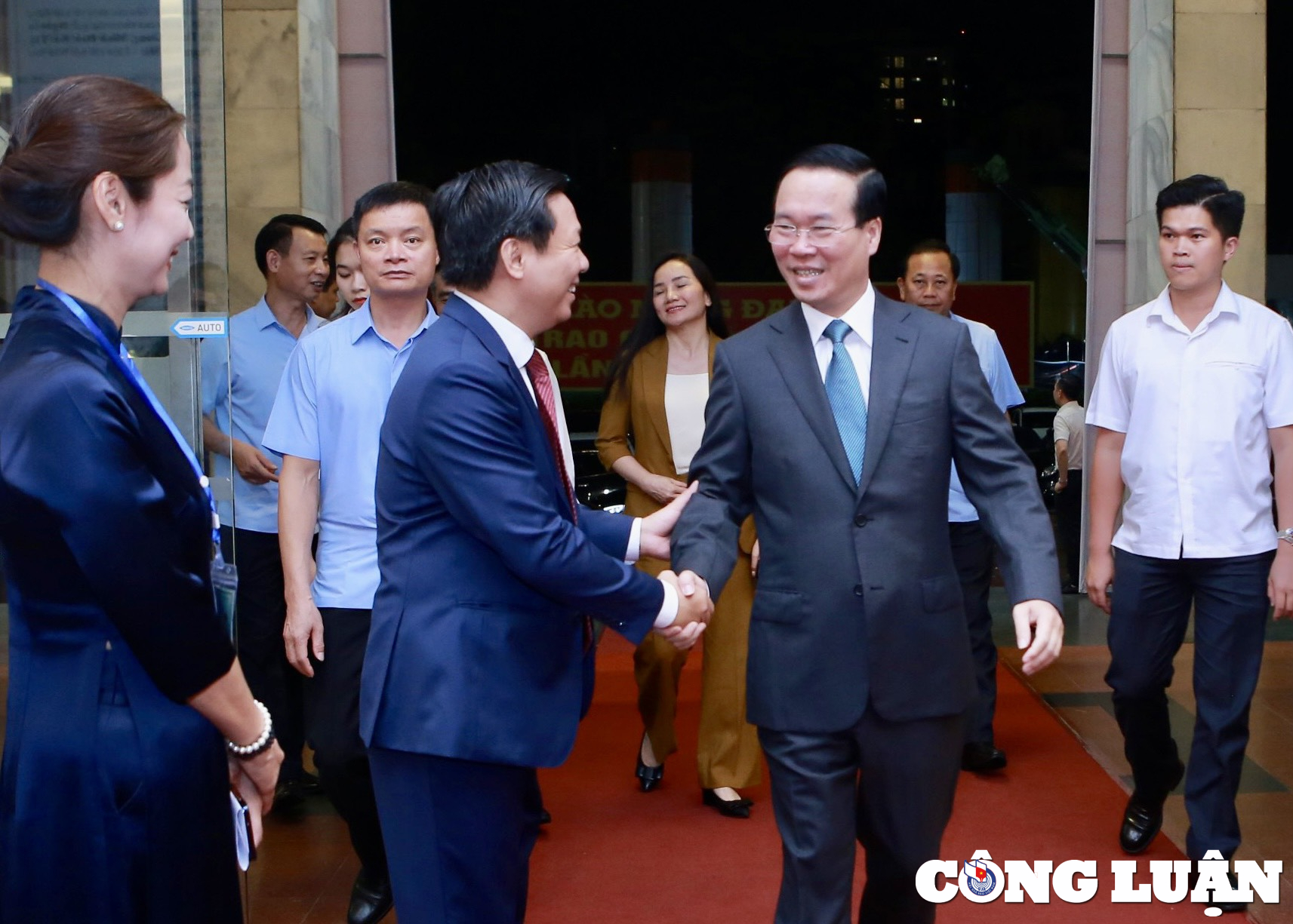 President Vo Van Thuong attends the 17th National Press Awards Ceremony 2022 photo 2