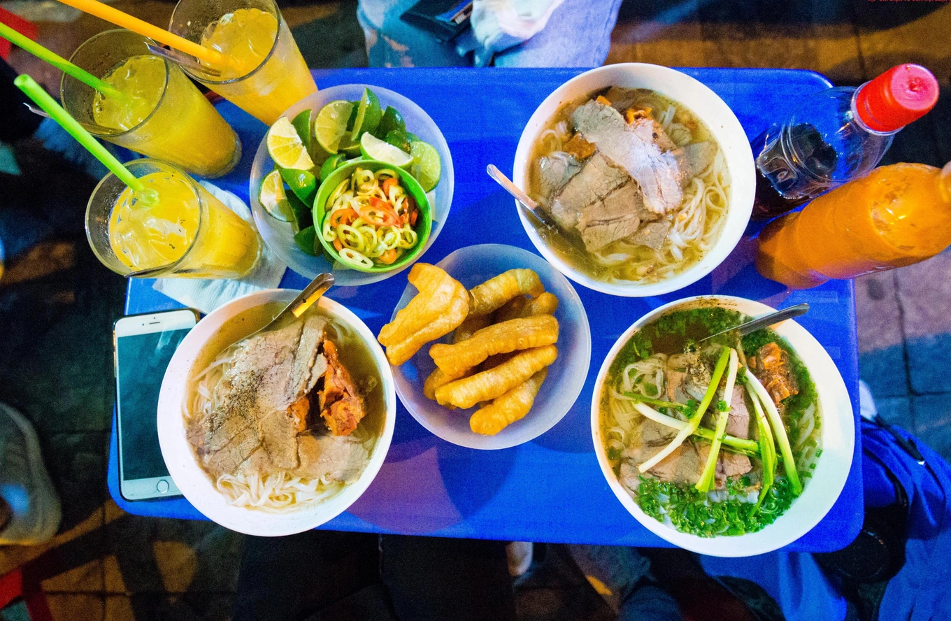 Many sidewalk pho restaurants in Vietnam are recognized by Michelin as "delicious, cheap restaurants".