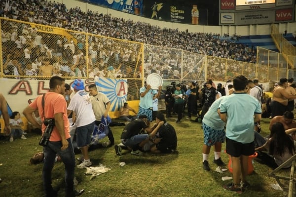 Une nouvelle bousculade dans un stade fait au moins 9 morts, le Salvador renforce la sécurité