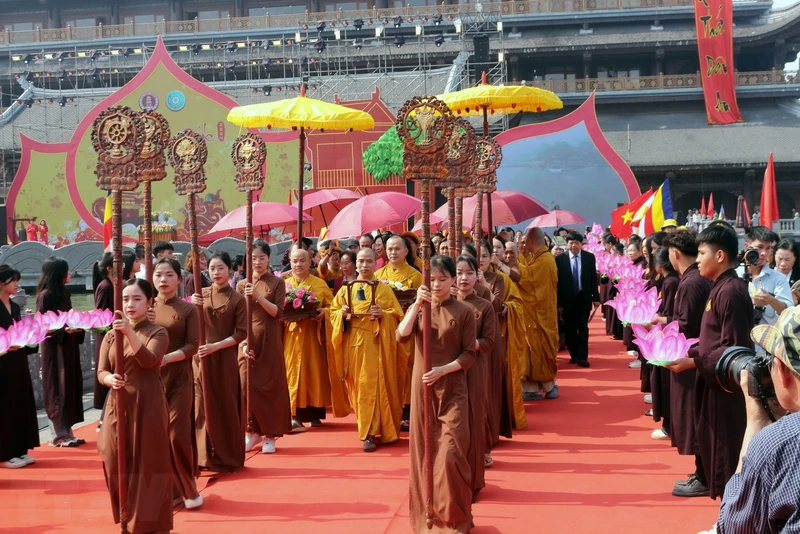 Una gran cantidad de turistas de todo el mundo asisten a la ceremonia de apertura de la Pagoda Tam Chuc en Ha Nam.