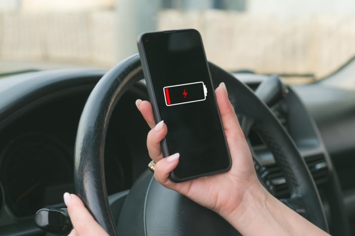 Charger son téléphone en voiture : faut-il le faire ou non ? (Photo : Shutterstock)