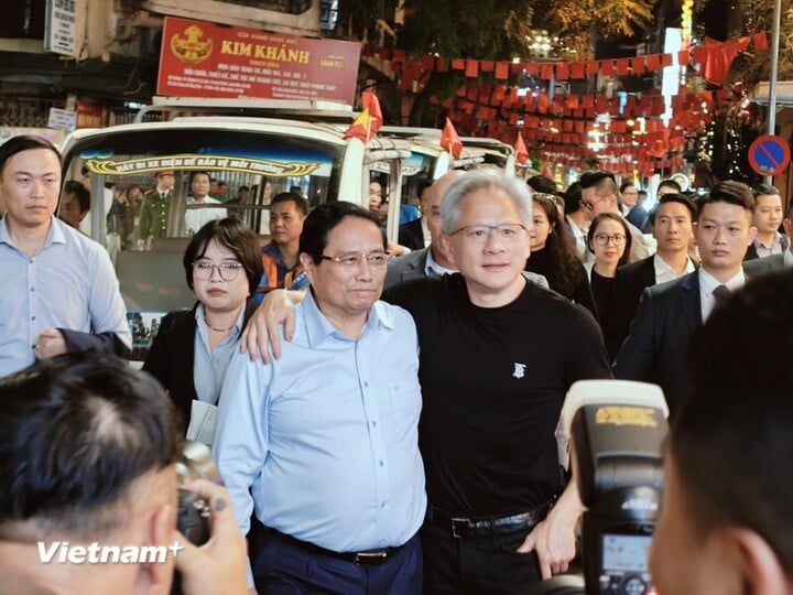 Ông Jensen Huang - CEO Tập đoàn NVIDIA ăn mặc thoải mái dạo phố cùng Thủ tướng Phạm Minh Chính. (Ảnh: Minh Sơn/Vietnam+)