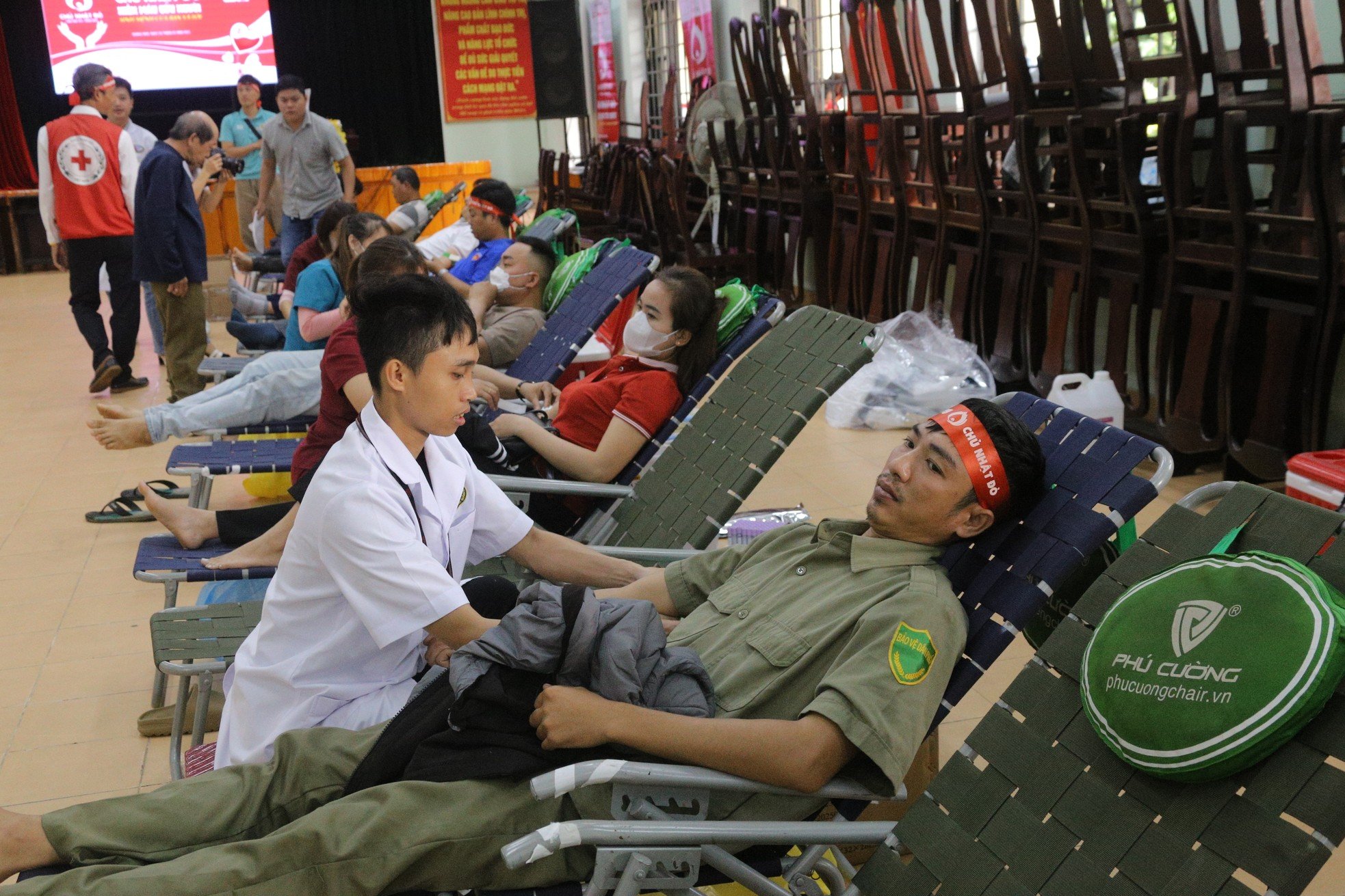 Hoi An ancient town residents brave the rain to donate blood on Red Sunday photo 16