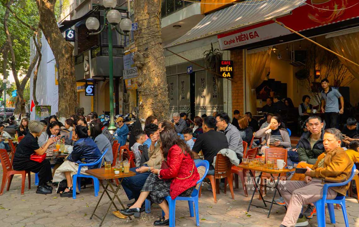 การนั่งในร้านกาแฟและมองดูถนนเป็นความสุขสำหรับหลายๆ คน ภาพโดย : ฮ่อง เดียป