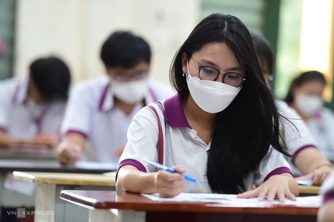 Candidatos toman el examen de graduación de secundaria en la ciudad de Ho Chi Minh, el 27 de junio. Foto: Thanh Tung