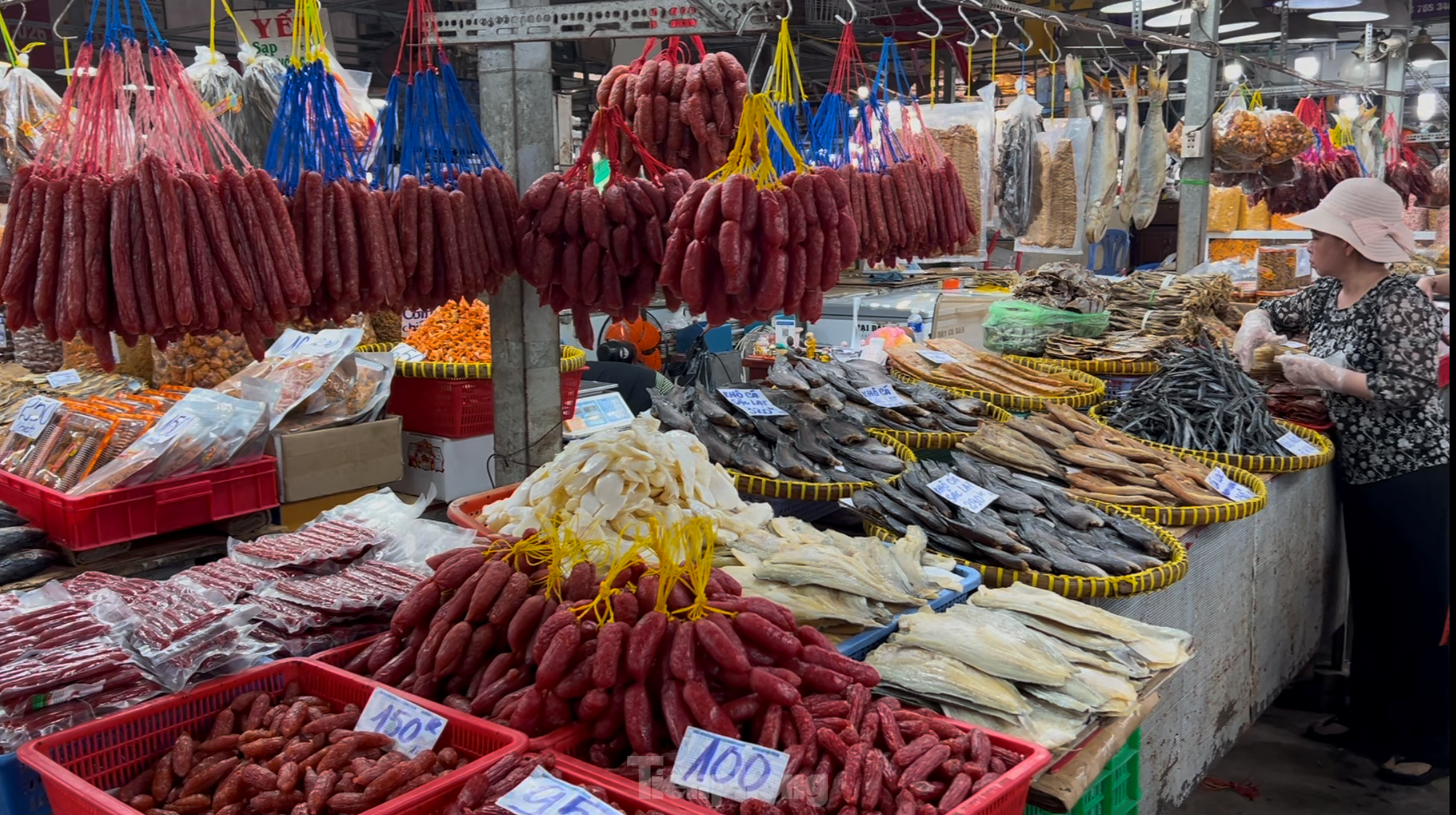 Inside the largest dry goods market in Ho Chi Minh City on the eve of Tet, photo 8
