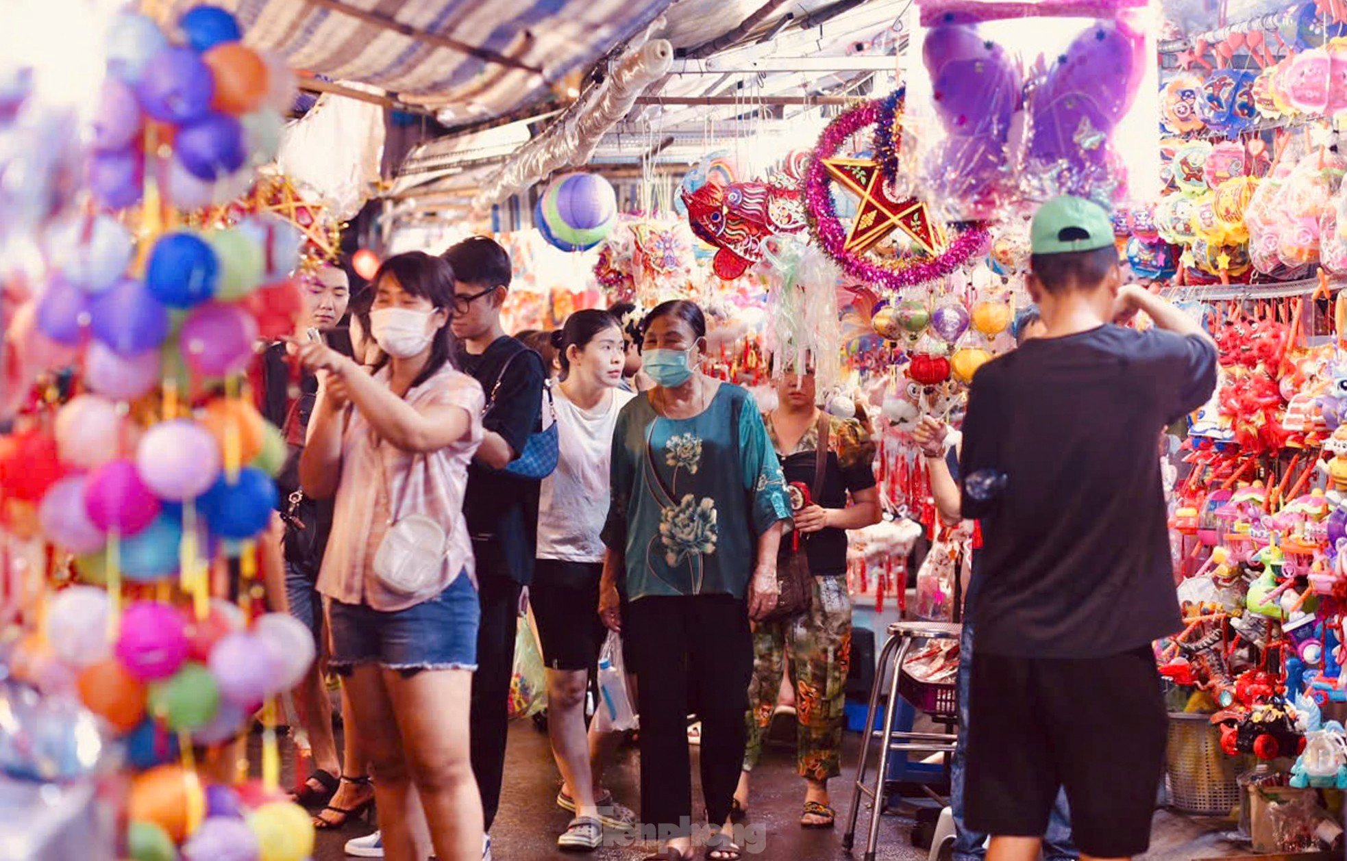 Junge Leute laden sich gegenseitig zum „Check-in“ in der Lantern Street in Ho-Chi-Minh-Stadt ein. Foto 2