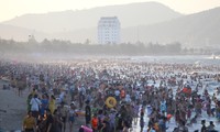 Sous un soleil intense, des dizaines de milliers de personnes se bousculent pour se baigner sur la plage de Cua Lo et se rafraîchir