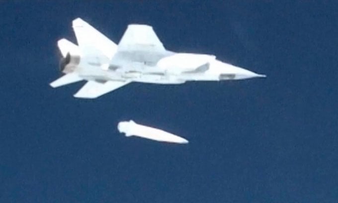 Le chasseur russe MiG-31K lance un missile Kinzhal lors d'un essai en 2018. Photo : Ministère russe de la Défense