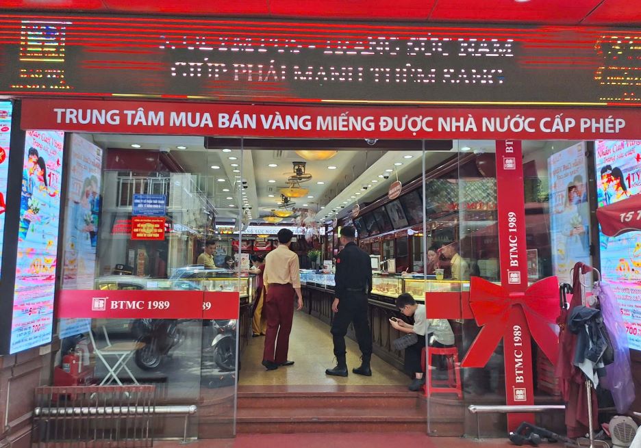 Nhiều cửa hàng vàng trên địa bàn TP Hà Nội vẫn trong tình trạng hết sạch vàng miếng SJC và bán “nhỏ giọt” vàng nhẫn tròn trơn 9999. Ảnh: Hoàng Nam