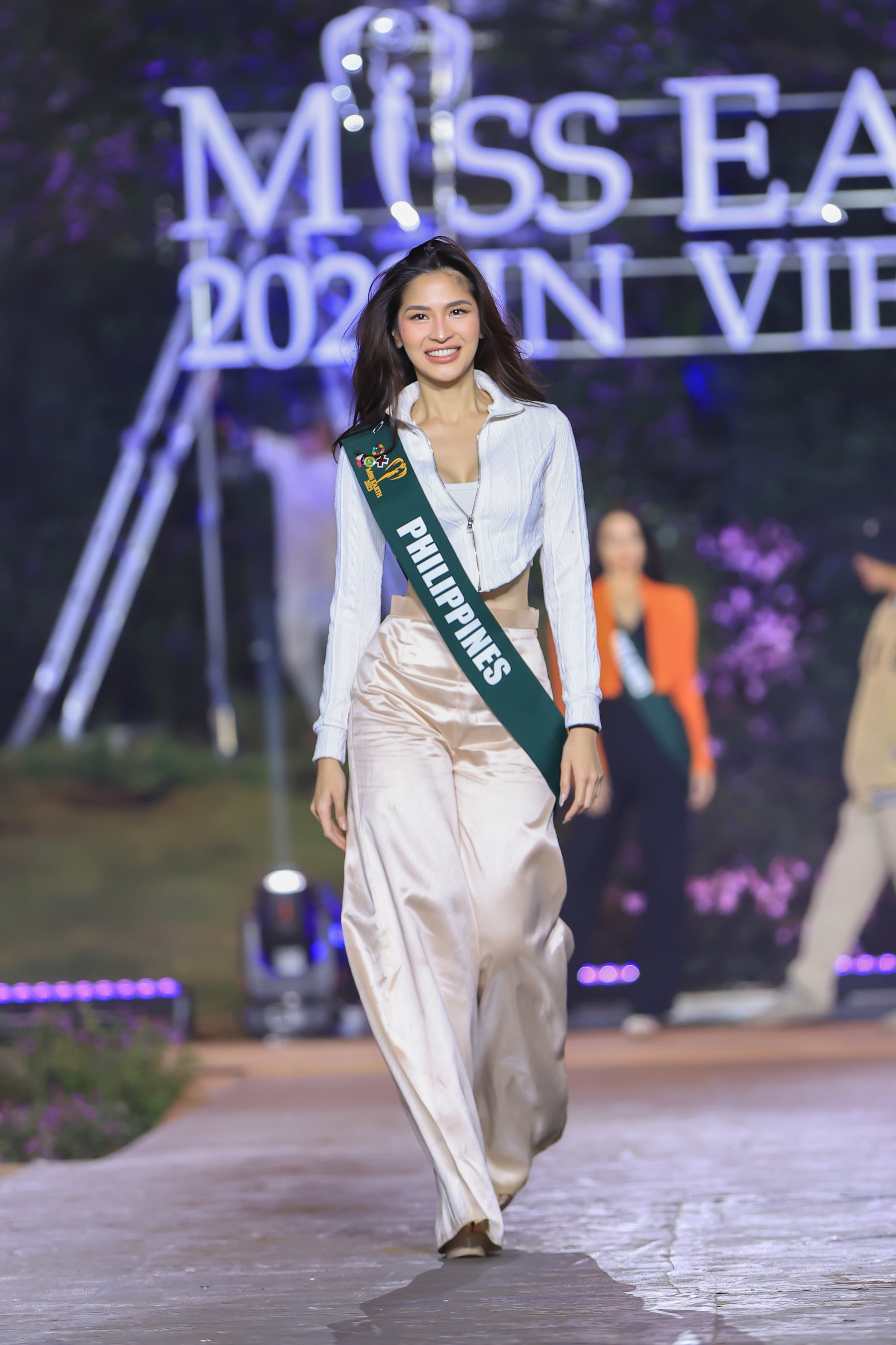 Dàn hoa, á hậu tập dưới thời tiết 15 độ, Bán kết Miss Earth 2023 diễn ra chiều nay - Ảnh 6.