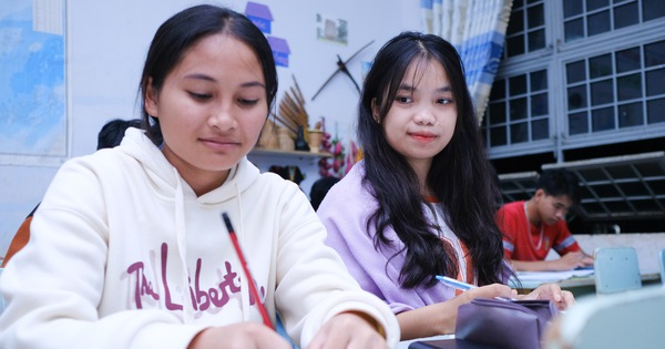 បេក្ខជន​ពិនិត្យ​យ៉ាង​ហ្មត់ចត់​មួយ​យប់​មុន​ពេល​ប្រឡង។