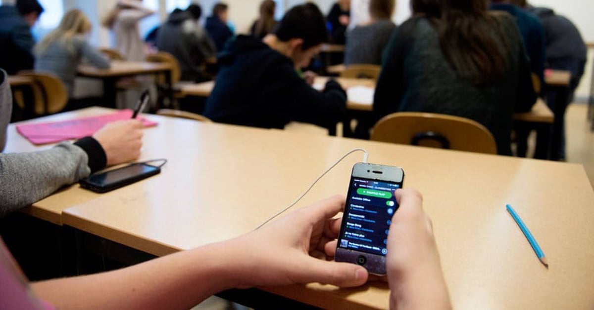 Greece bans students from using mobile phones in school, requires permission to take photos